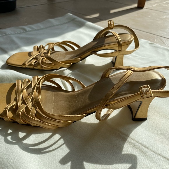 Gold kitten heel with matte gold clutch bag set. - Picture 4 of 4